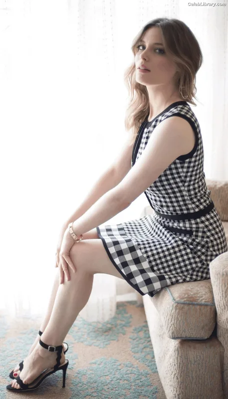 Gillian Jacobs photo 24 of 786