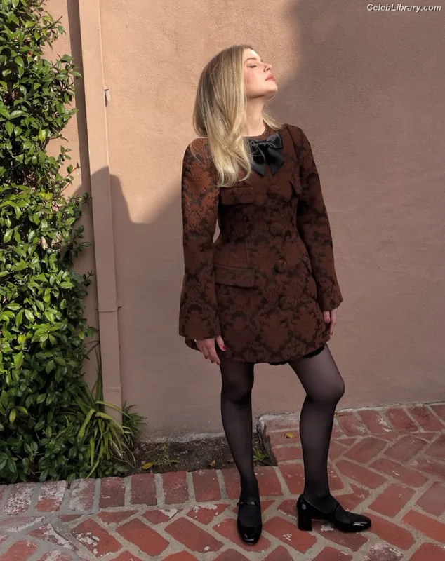 Gillian Jacobs photo 7 of 786