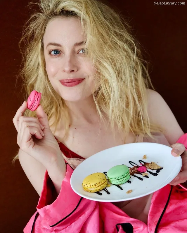 Gillian Jacobs photo 15 of 786
