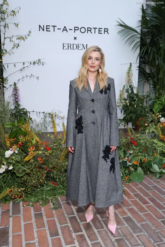 Gillian Jacobs photo 22 of 786