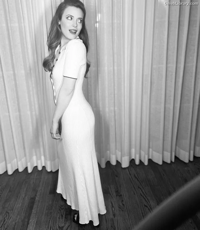 Gillian Jacobs photo 16 of 786