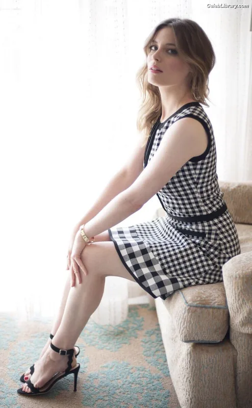 Gillian Jacobs photo 13 of 786