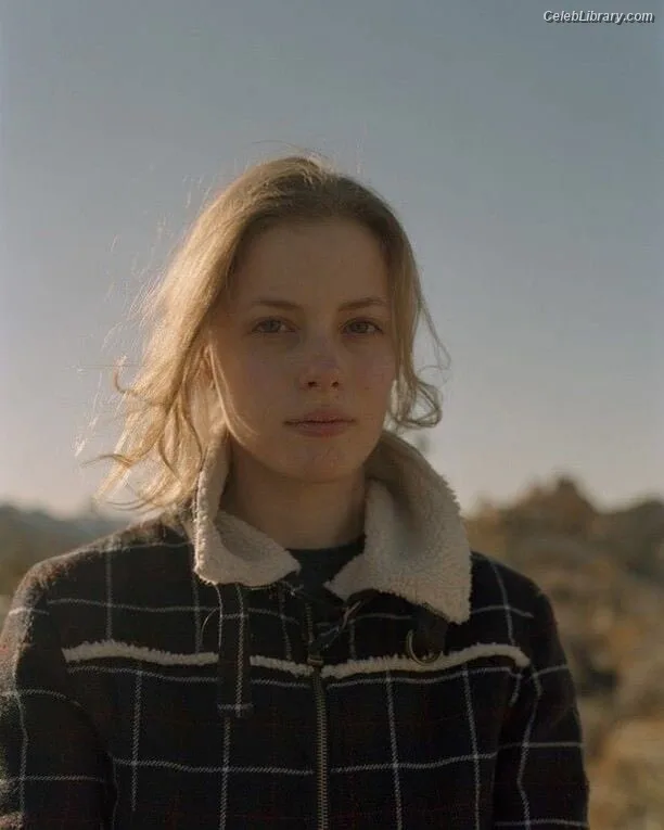 Gillian Jacobs photo 20 of 786
