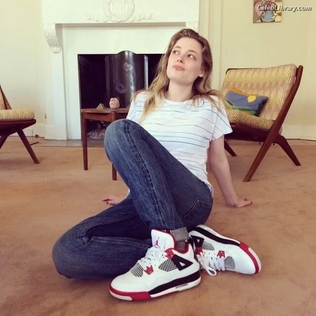 Gillian Jacobs photo 24 of 786