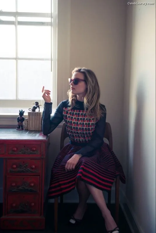 Gillian Jacobs photo 1 of 786
