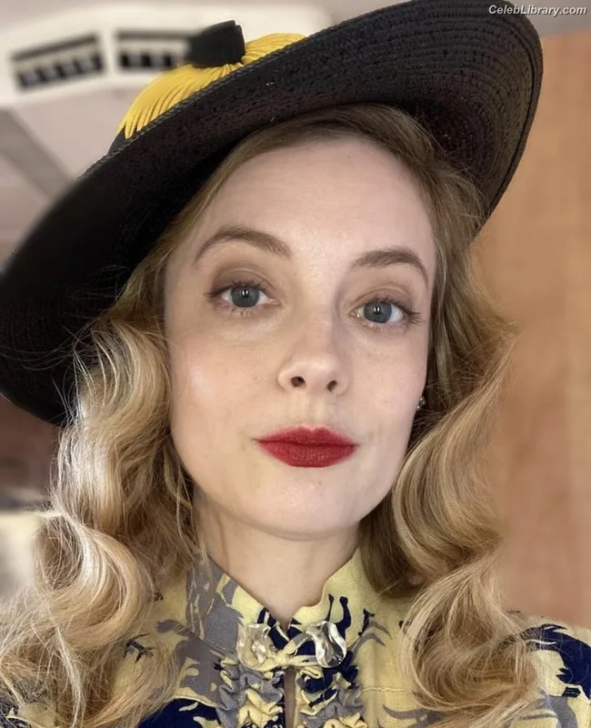 Gillian Jacobs photo 7 of 786