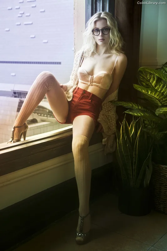 Gillian Jacobs photo 7 of 786