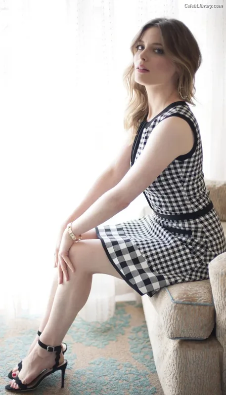 Gillian Jacobs photo 17 of 786