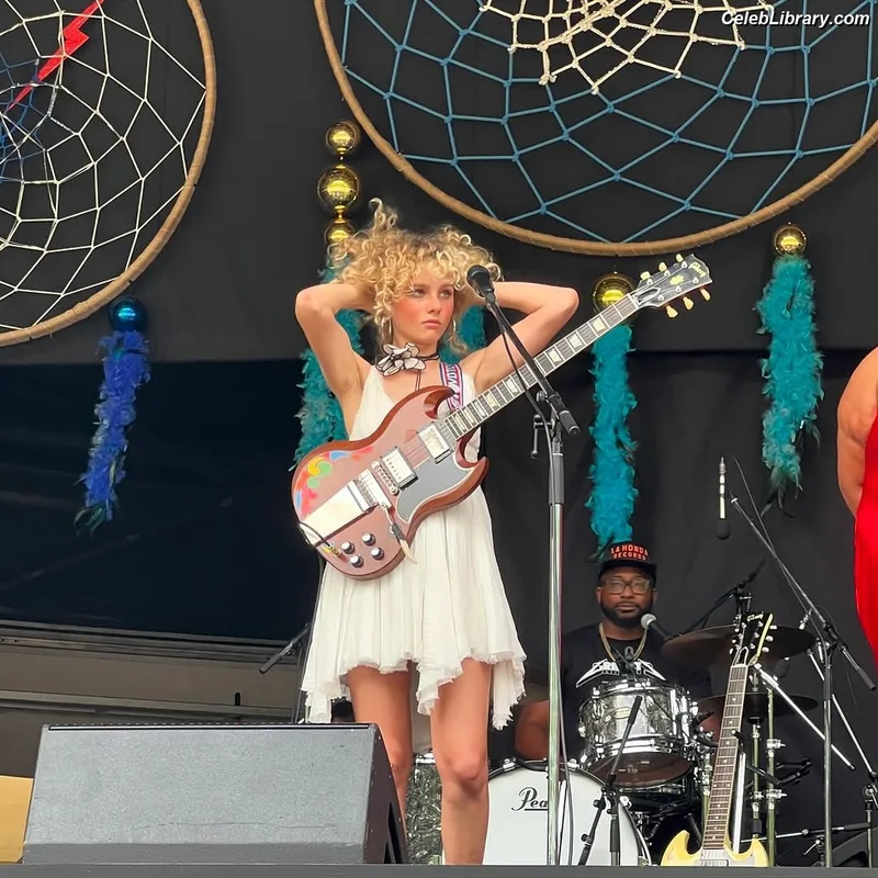 Grace Bowers photo 10 of 111