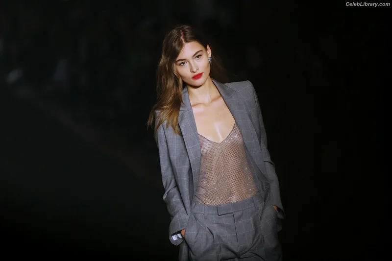Grace Elizabeth photo 13 of 76