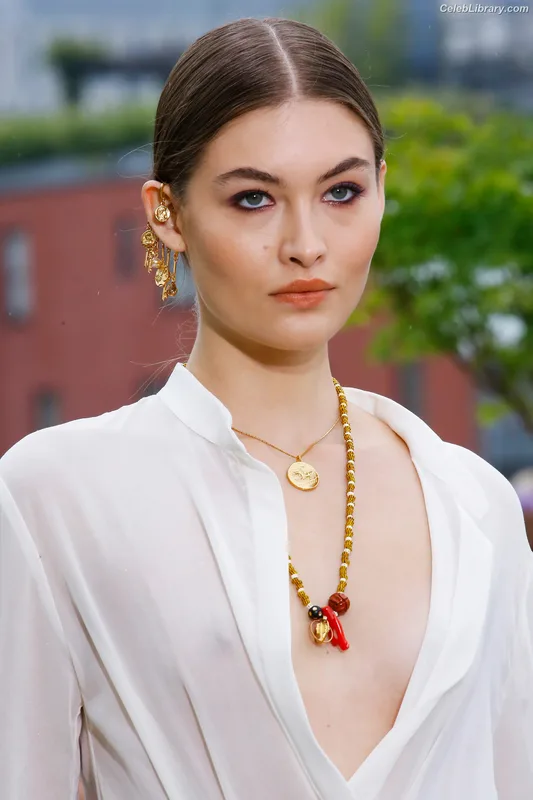 Grace Elizabeth photo 4 of 76