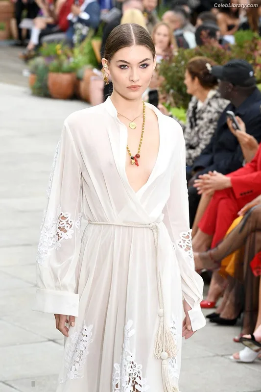 Grace Elizabeth photo 13 of 76