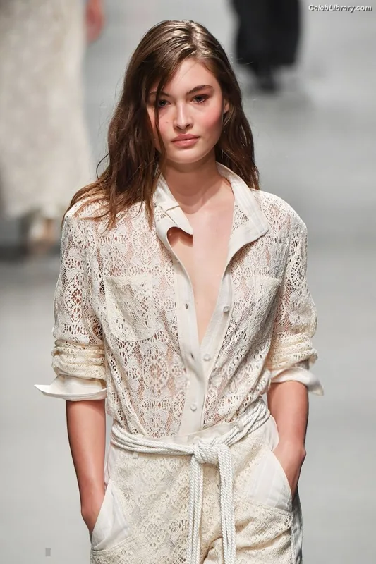 Grace Elizabeth photo 15 of 76