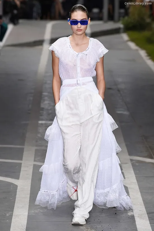 Grace Elizabeth photo 23 of 76