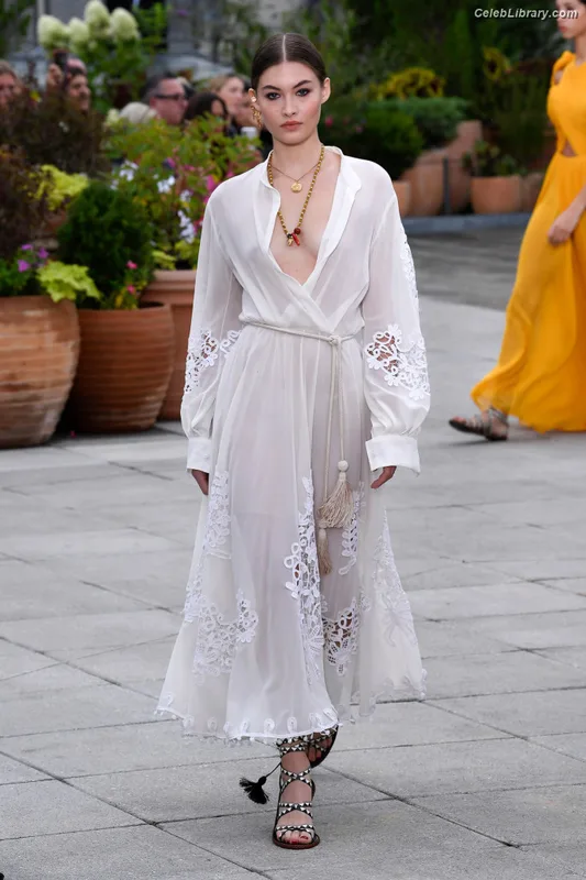 Grace Elizabeth photo 24 of 76
