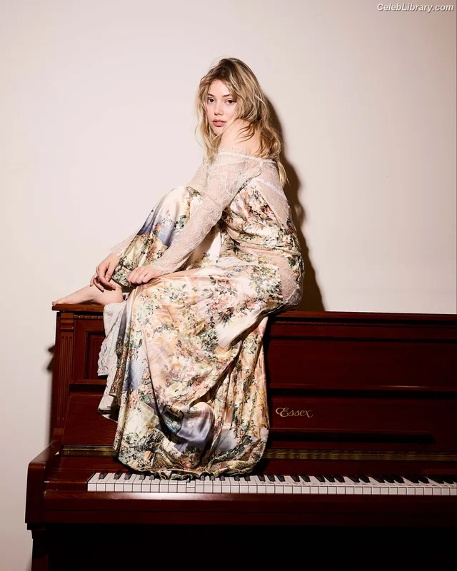 Grace van dien photo 1 of 202