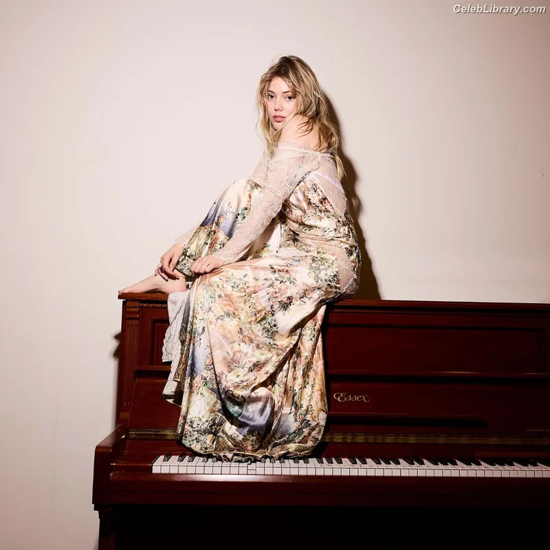 Grace van dien photo 3 of 202