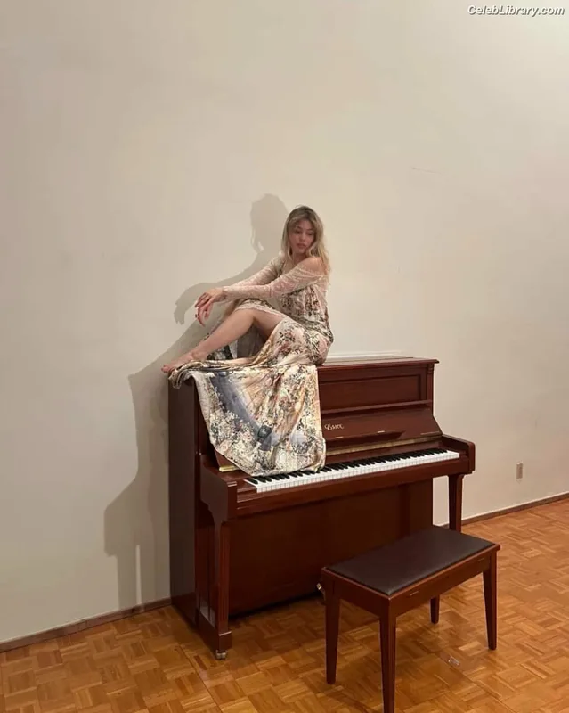 Grace van dien photo 8 of 202
