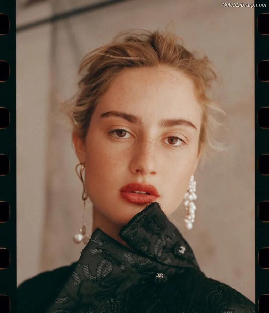 Grace Van Patten photo 2 of 59