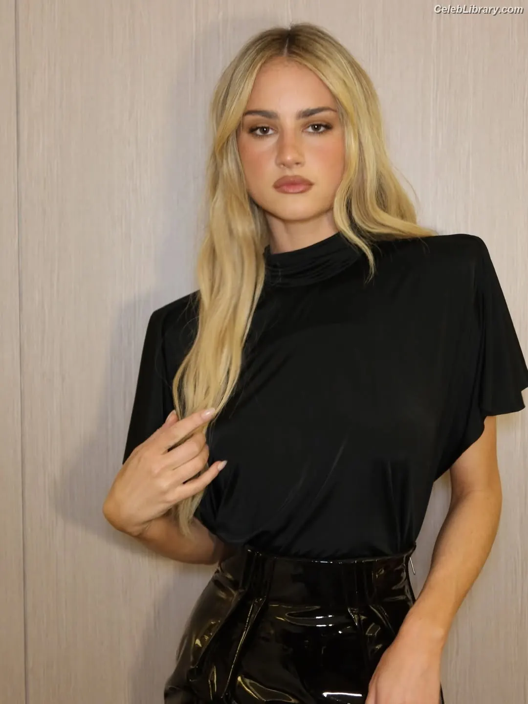 Grace Van Patten photo 7 of 59
