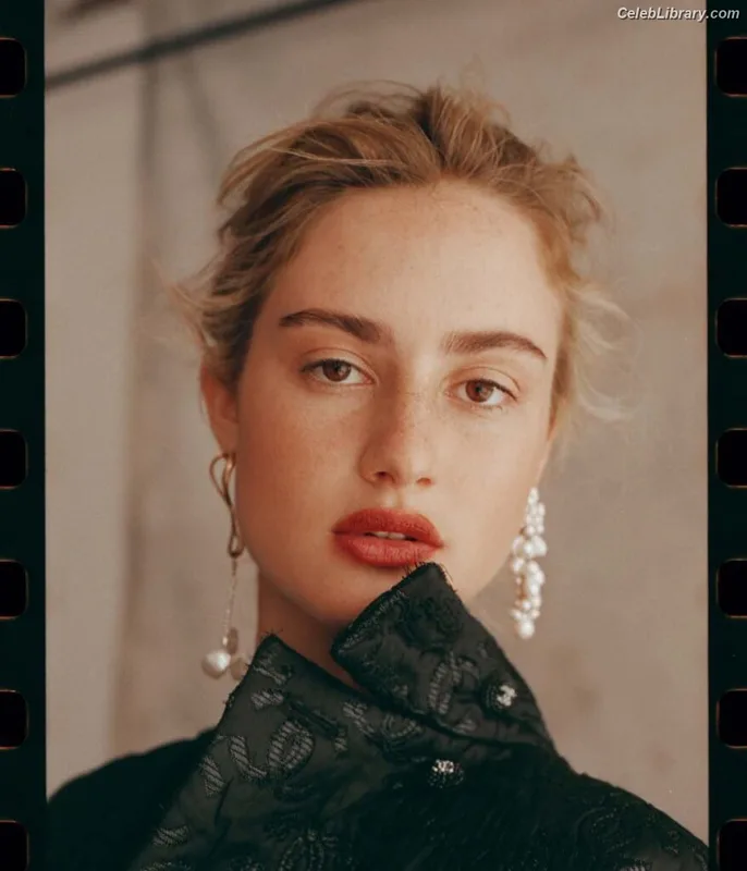 Grace Van Patten photo 2 of 60