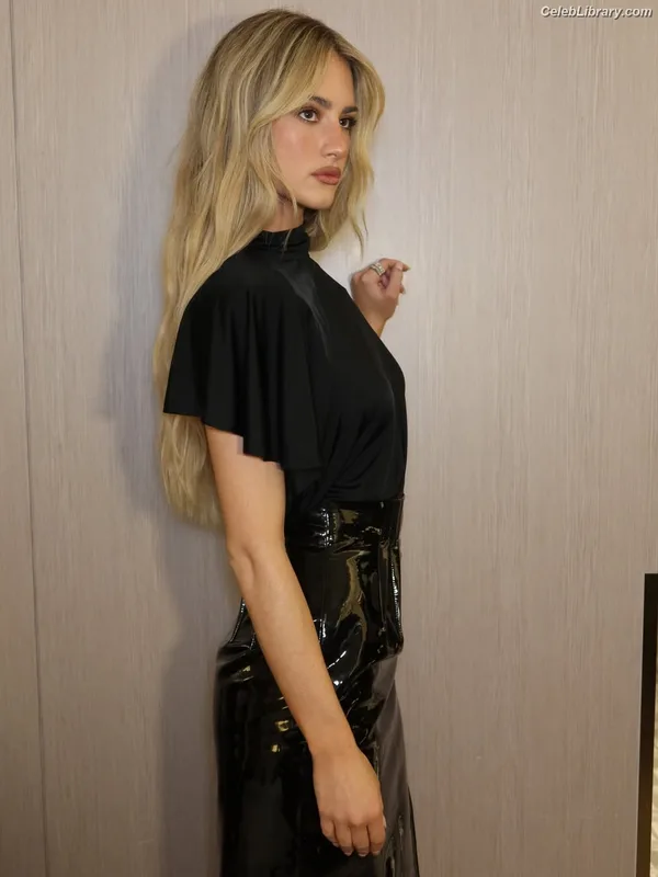 Grace Van Patten photo 4 of 60