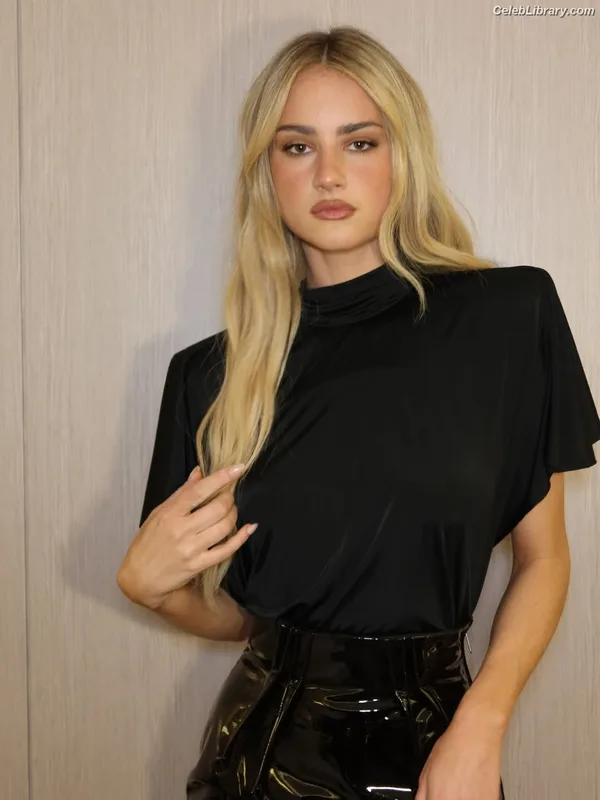 Grace Van Patten photo 7 of 60