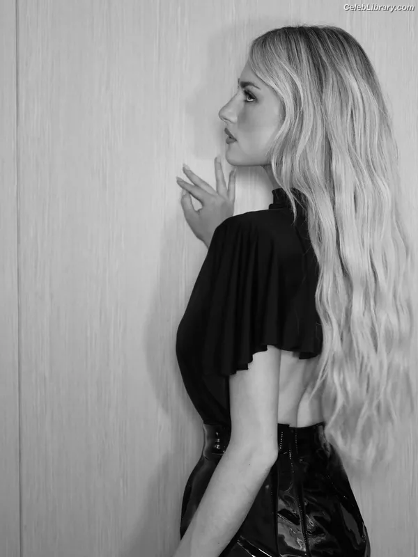Grace Van Patten photo 12 of 60
