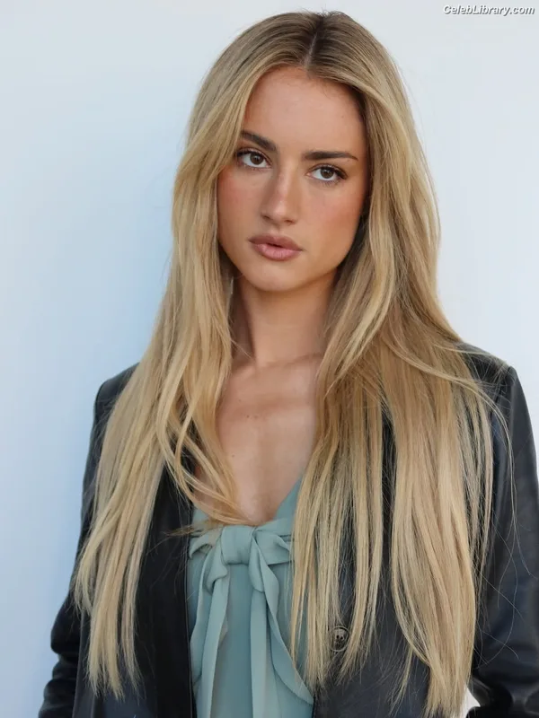 Grace Van Patten photo 18 of 60