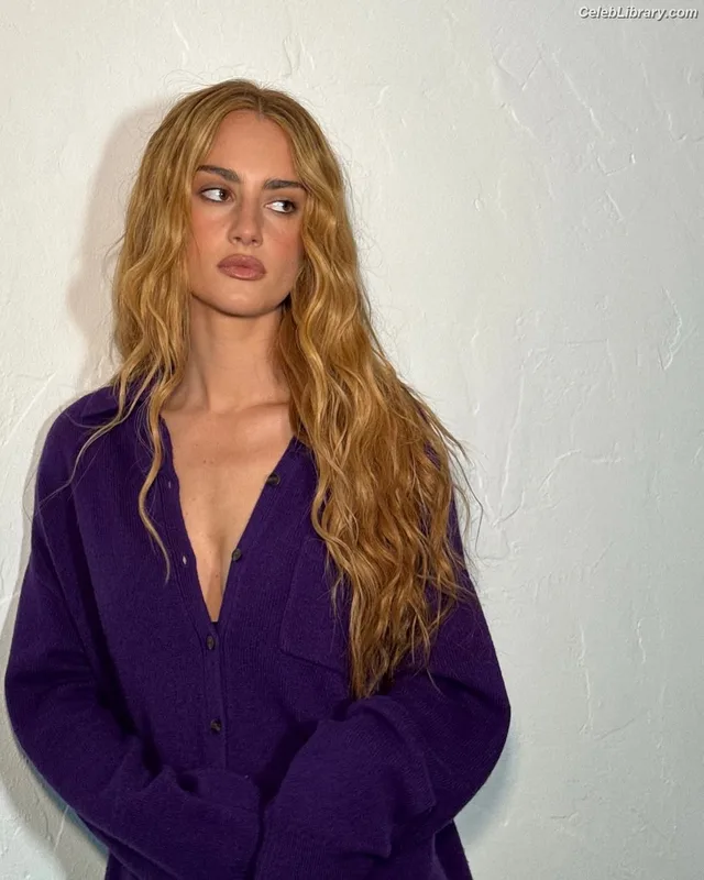 Grace Van Patten photo 3 of 60