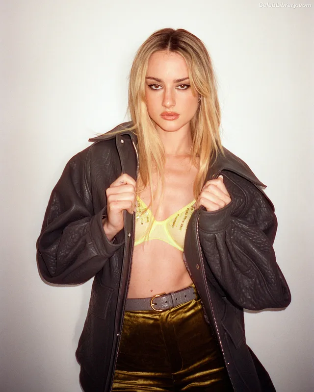 Grace Van Patten photo 8 of 60