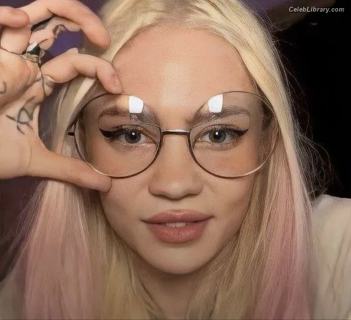 Grimes photo 11 of 197