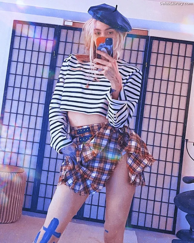 Grimes photo 23 of 197
