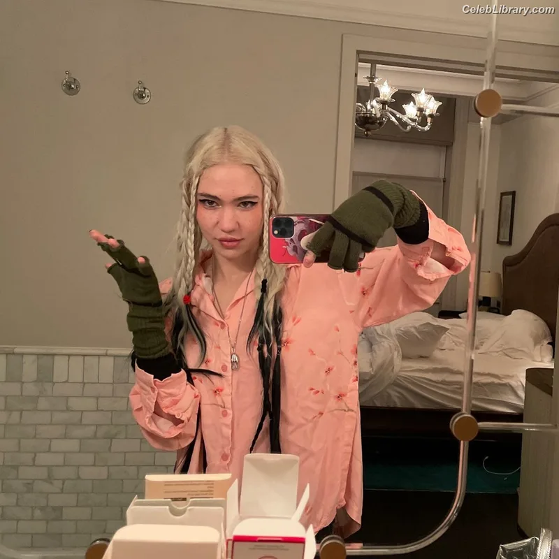 Grimes photo 7 of 197
