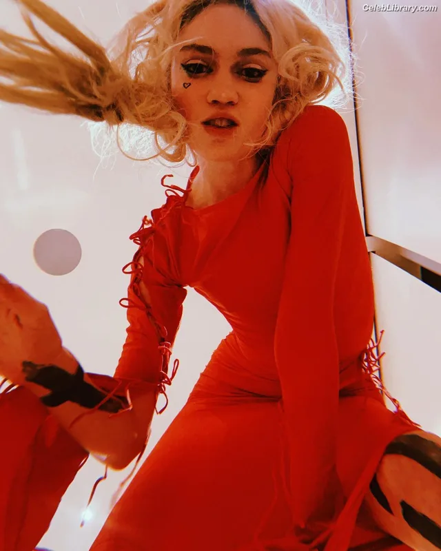 Grimes photo 14 of 197