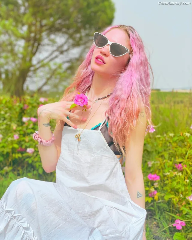 Grimes photo 24 of 197