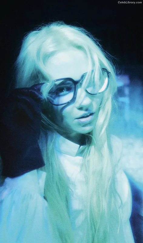 Grimes photo 23 of 197