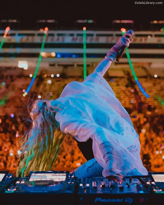 Grimes photo 22 of 197
