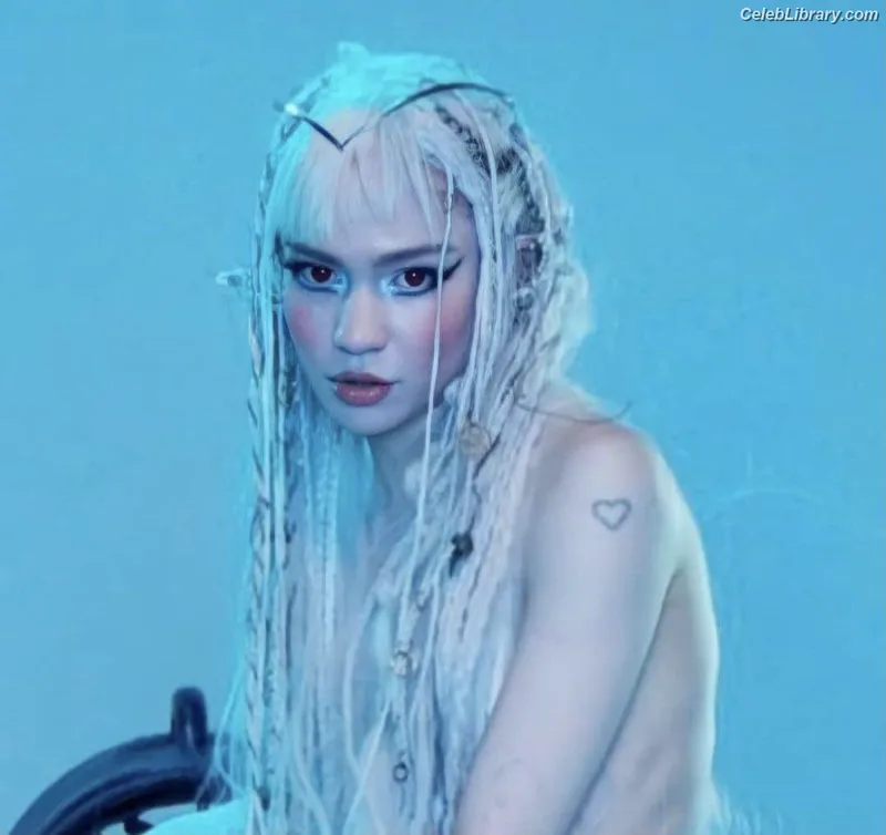 Grimes photo 18 of 197