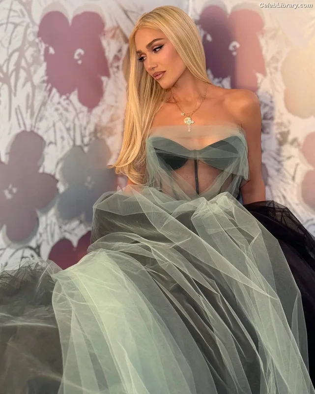 Gwen Stefani photo 3 of 163