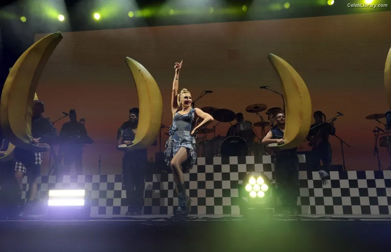 Gwen Stefani photo 24 of 163