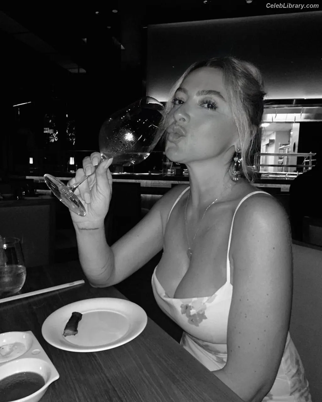 Hadise photo 7 of 319