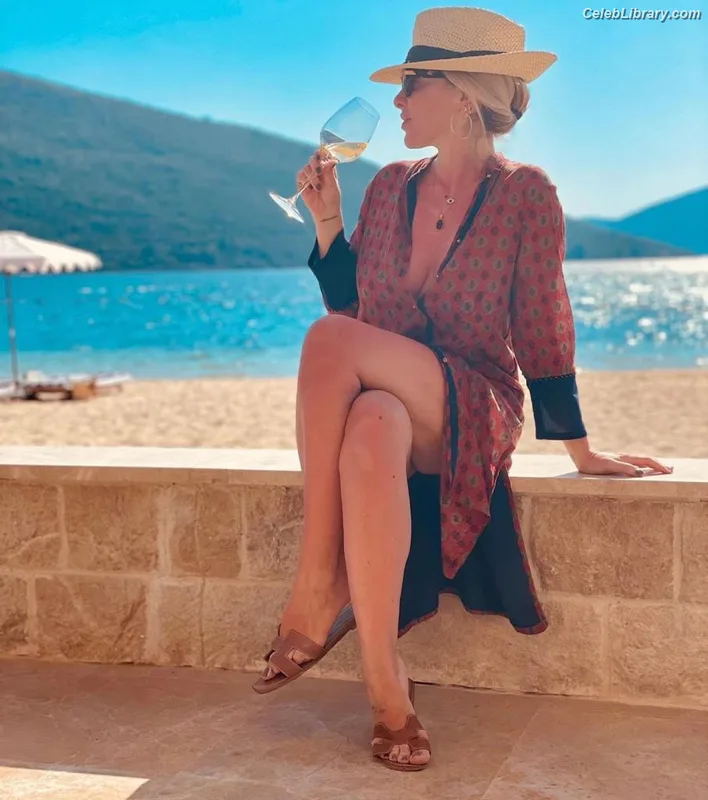 Hadise photo 6 of 320