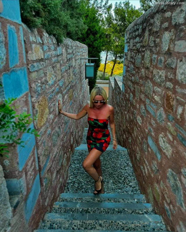 Hadise photo 18 of 320