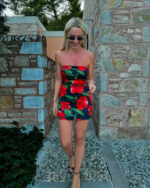 Hadise photo 20 of 320