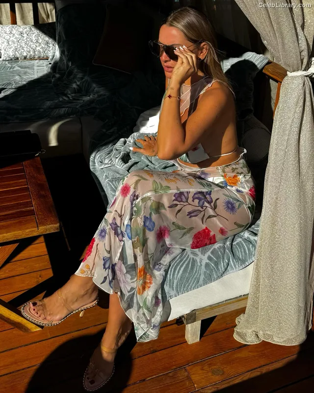 Hadise photo 1 of 320
