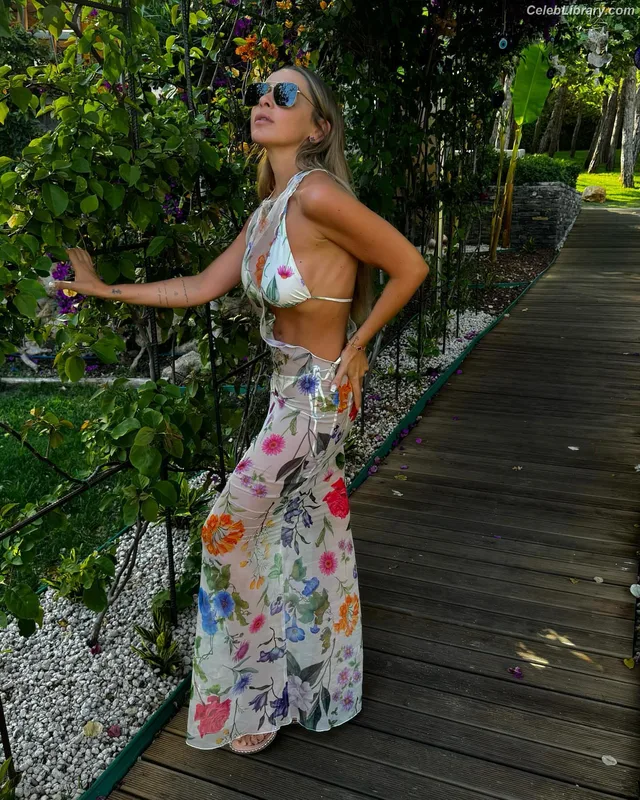 Hadise photo 2 of 320