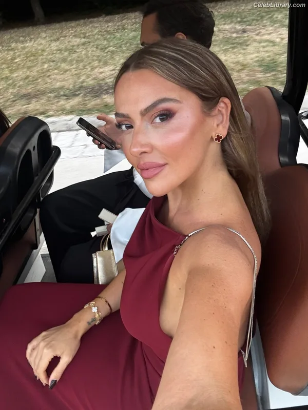 Hadise photo 2 of 320