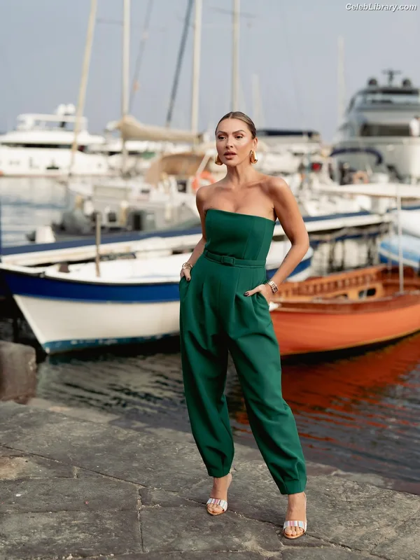 Hadise photo 9 of 320