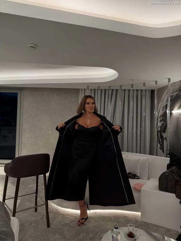 Hadise photo 1 of 320